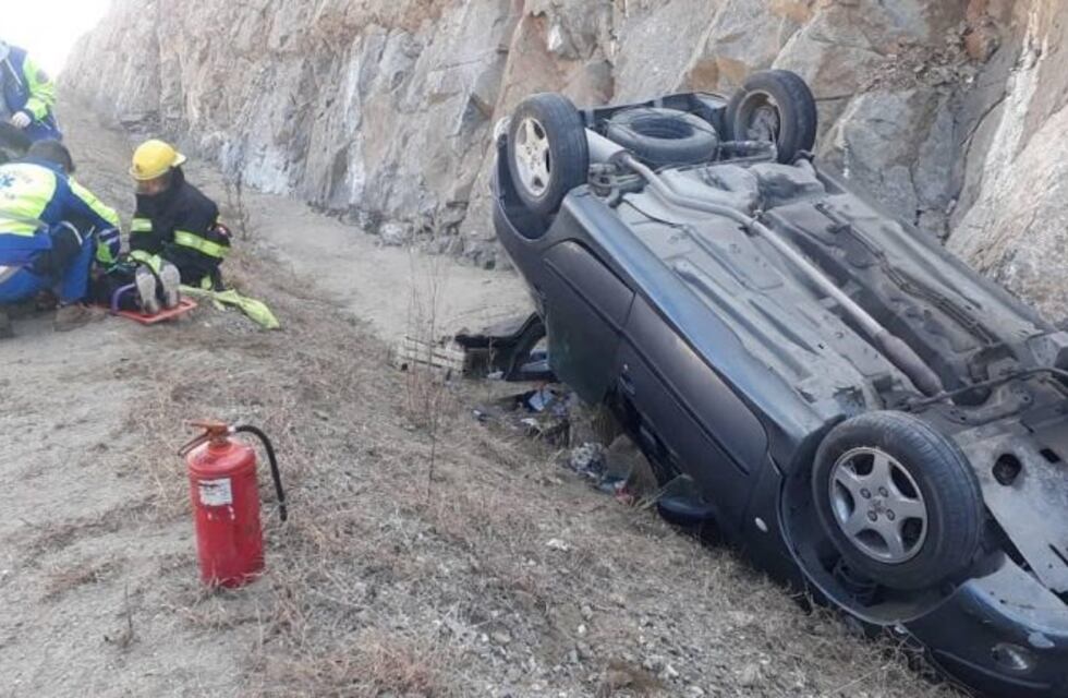 Una mujer volcó en su auto en el camino de las Altas Cumbres