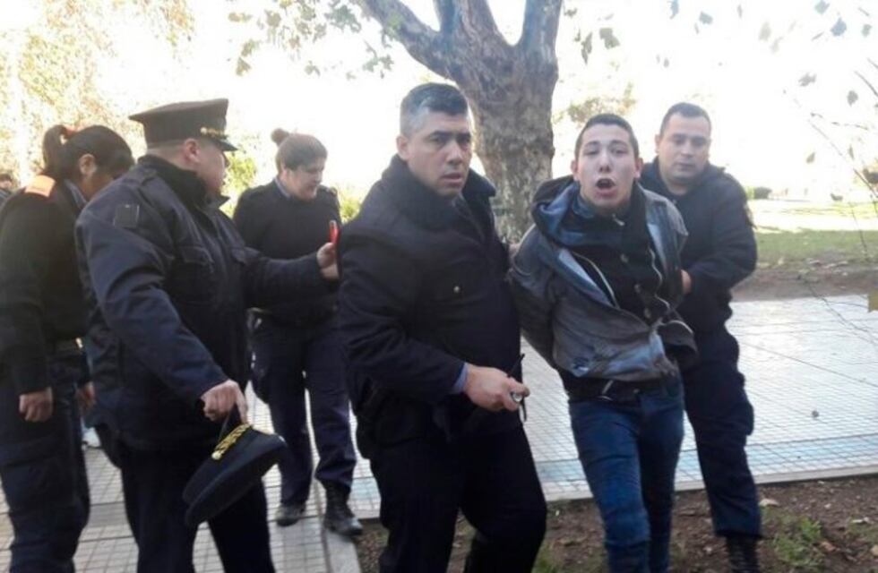 Fue a la sede de Gobernación a protestar y lo arrestaron cuando amenazó con prenderse fuego