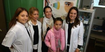 Maira con el equipo que la operó y corrió su estrabismo\u002E (MisionesOnline)