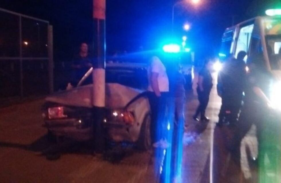 Conducía alcoholizado y terminó chocando contra un poste de luz