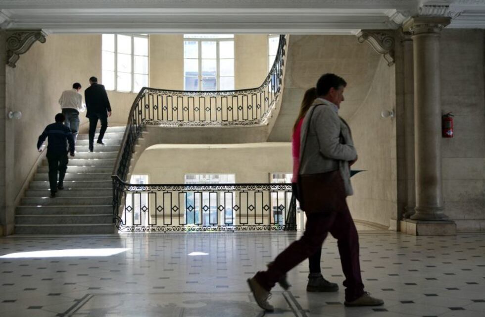La mujer que se arrojó desde un techo para evitar que su pareja la matara aceptó un juicio abreviado