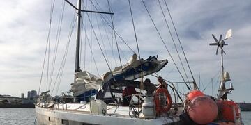 Llegó un velero a Mar del Plata con extranjeros: pretendían bajar y las autoridades lo impidieron (Foto: Twitter @ManinoIriart)
