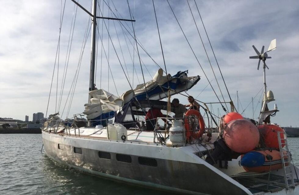 Llegó un velero a Mar del Plata con extranjeros: pretendían bajar y las autoridades lo impidieron