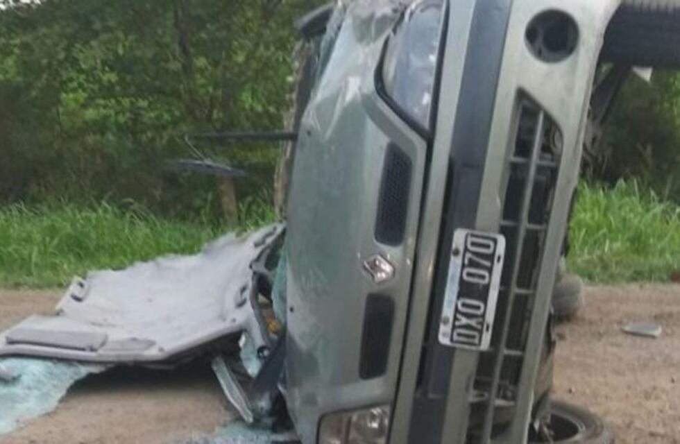 Colonia Caroya: una familia volcó con su auto que se quedó sin techo