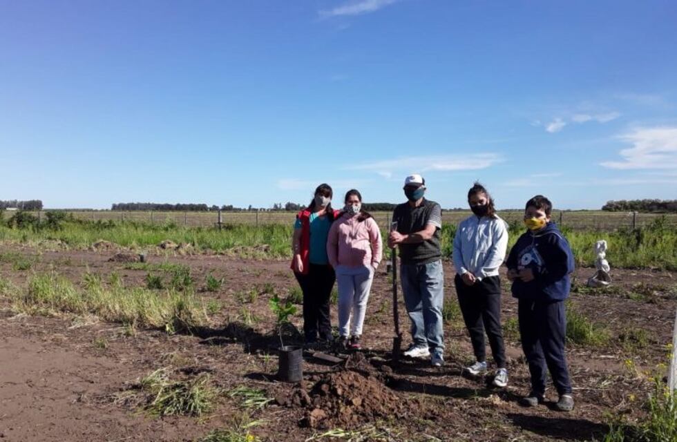 El Grupo Huerta Agroecológica Orense planta Nogales
