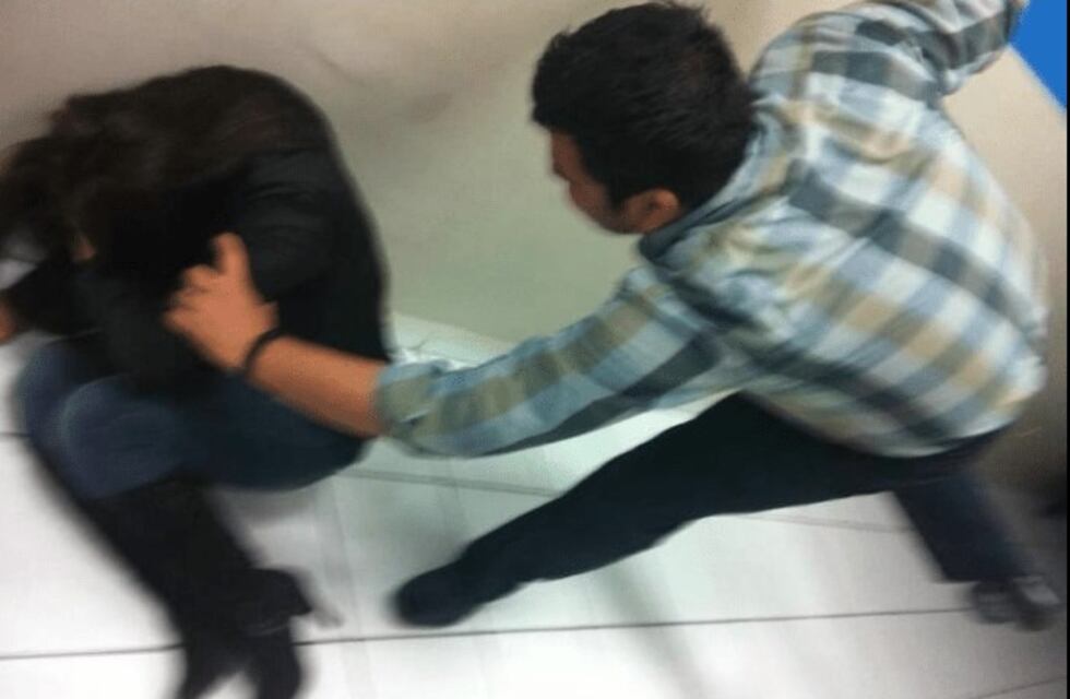 Policías salvaron a una mujer mientras era golpeada por su pareja