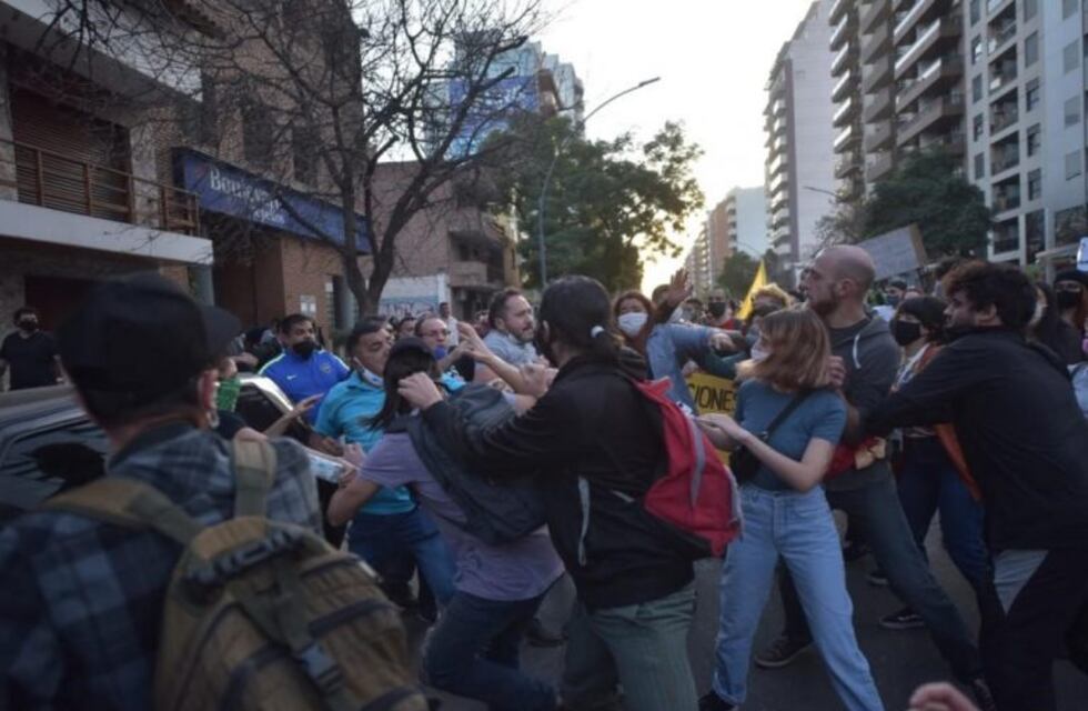 Marchaban en una protesta y hubo incidentes frente a una sala velotoria