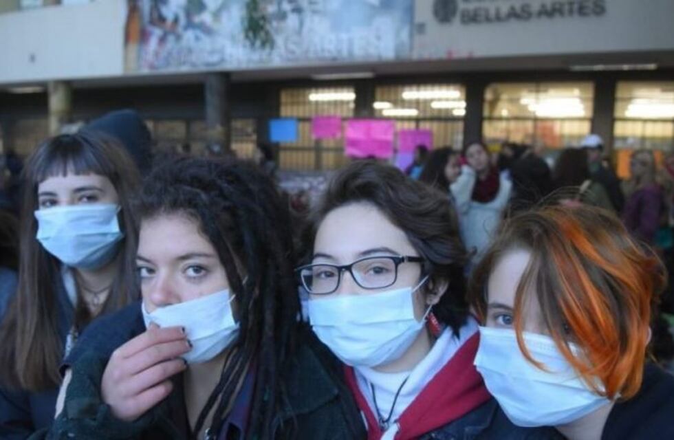 Alumnos de la escuela de Bellas Artes hicieron una sentada por desborde de cloacas