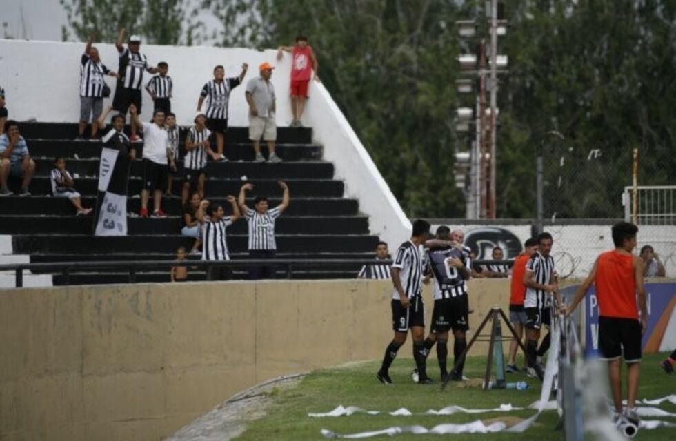 El Lobo ganó con un golazo olímpico de su refuerzo