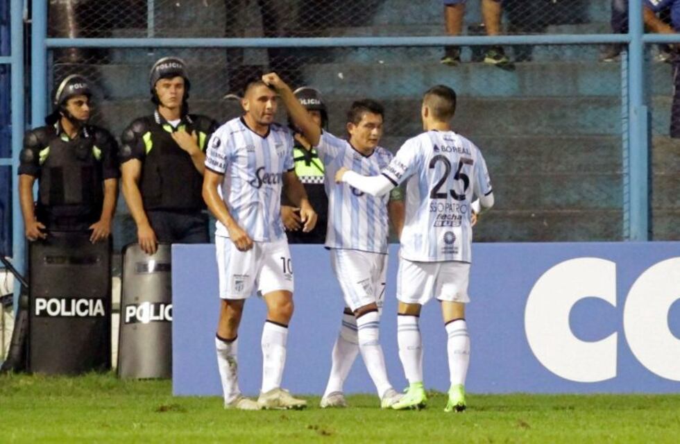 Libertadores: El Decano goleó 3-0 The Strongest y sigue con chances de clasificar