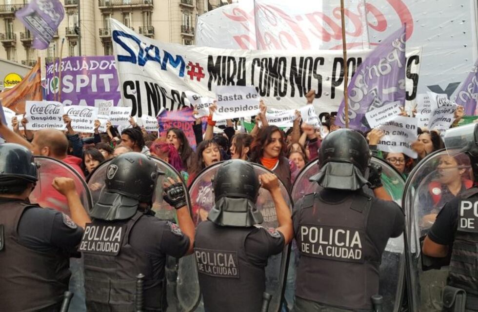 Mujeres despedidas de Coca Cola y otras empresas protestaron en Corrientes y Callao