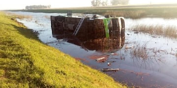 Un micro volcó en la ruta 2 y hay al menos tres muertos\u002E