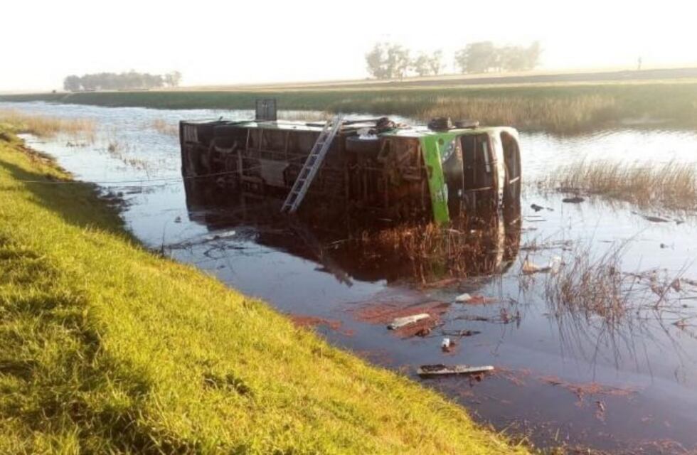 Tres muertos por el vuelco de un micro en la ruta 2: el chofer salió ileso pero está detenido