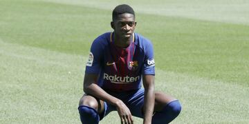 GRA164 BARCELONA, 28/08/2017\u002E- El nuevo fichaje del FC Barcelona, el francés Ousmane Dembélé, posa para los medios y el público en el Camp Nou, durante su presentación como nuevo jugador del equipo azulgrana\u002E EFE/ Andreu Dalmau\u002E
