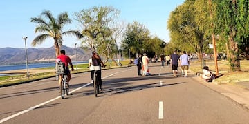 En bicicleta, monopatín, y a cochecito, muchos fueron los que pasearon en la villa\u002E (Foto: VíaCarlosPaz)\u002E