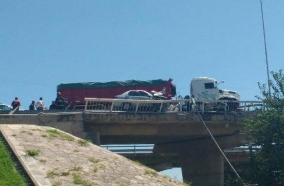 Choque en Circunvalación: camionero apunta a la Caminera