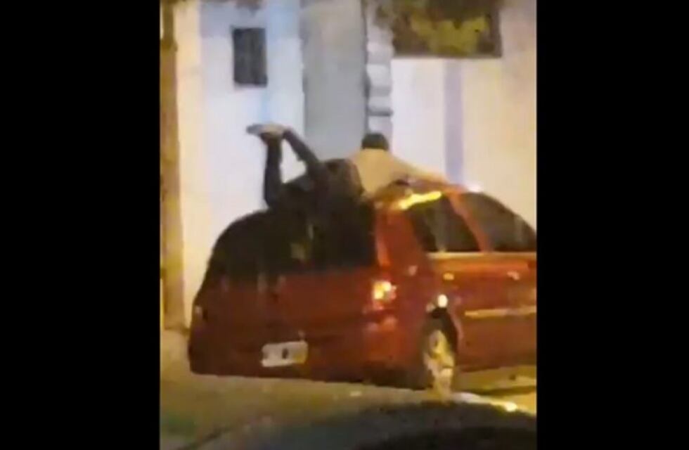 La desesperada reacción de un santiagueño para cubrir su auto del granizo