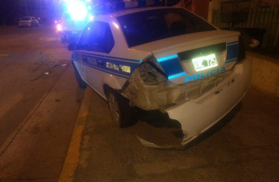 Una mujer alcoholizada chocó a un patrullero y se dió a la fuga
