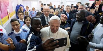 Visita sorpresa de Francisco al centro de salud para pobres del Vaticano