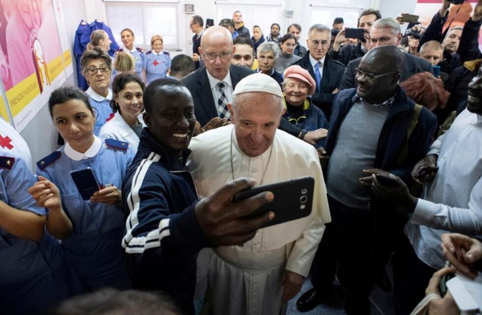 Visita sorpresa de Francisco al centro de salud para pobres del Vaticano