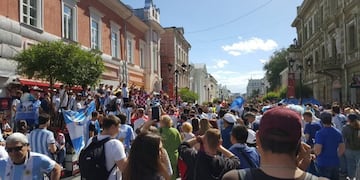 Hinchas argentinos y croatas, en un duelo de canciones muy particular\u002E