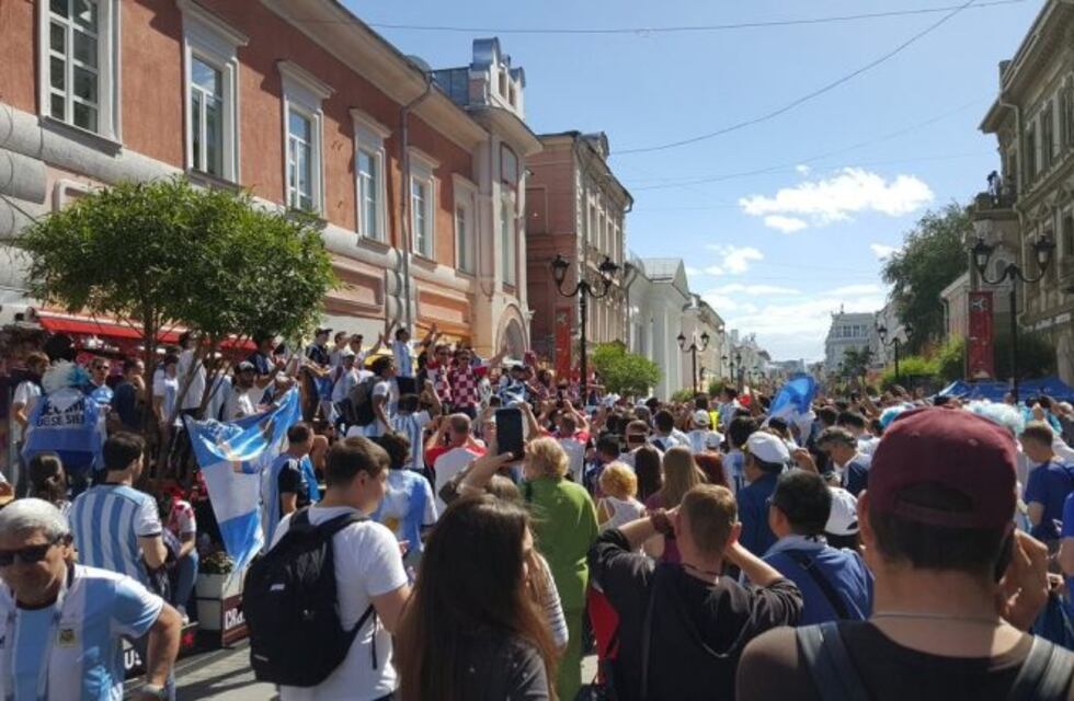 Argentinos y croatas se cruzaron antes del partido en un vibrante duelo de canciones
