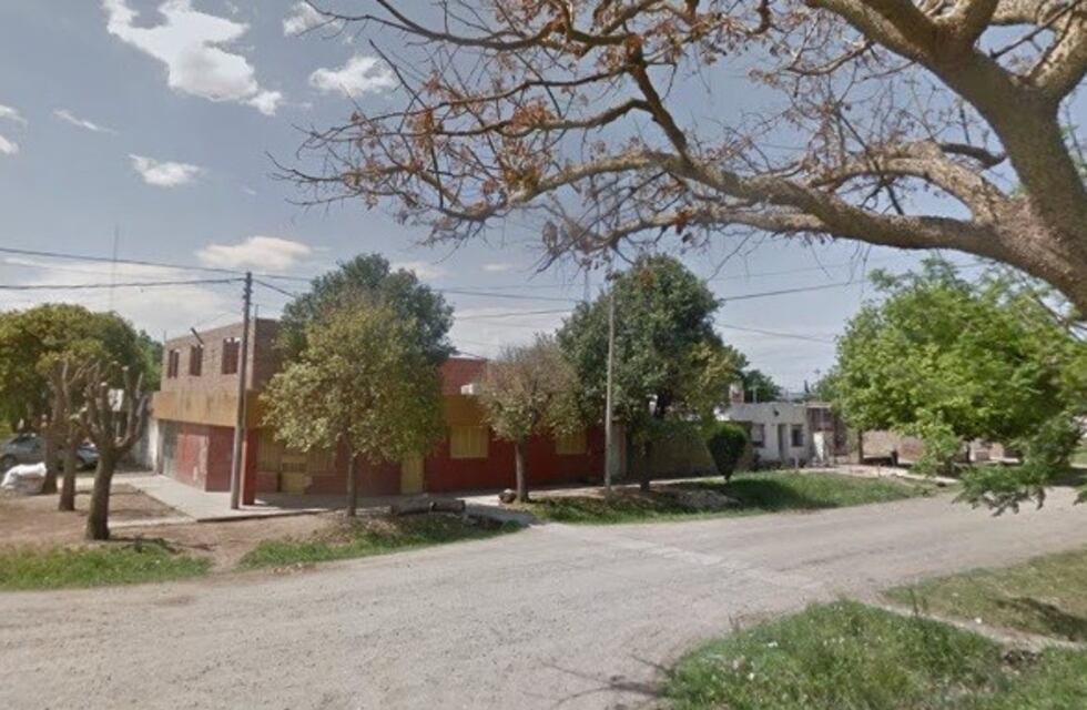 Golpearon la puerta y al abrir recibió dos disparos