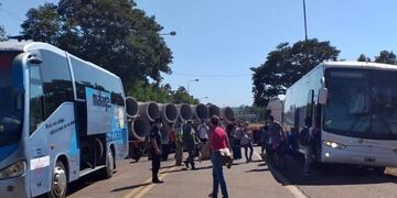 La provincia está costeando los colectivos para sacar a los turistas varados desde Iguazú\u002E