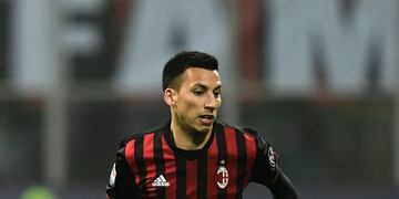 AC Milan's Argentinian defender Leonel Vangioni controls the ball during the Italian Serie A football match between AC Milan and Fiorentina at San Siro Stadium in Milan on February 19, 2017\u002E / AFP PHOTO / MIGUEL MEDINA italia milan Leonel Vangioni futbol primera division italiana futbolistas ac milan vs Fiorentina