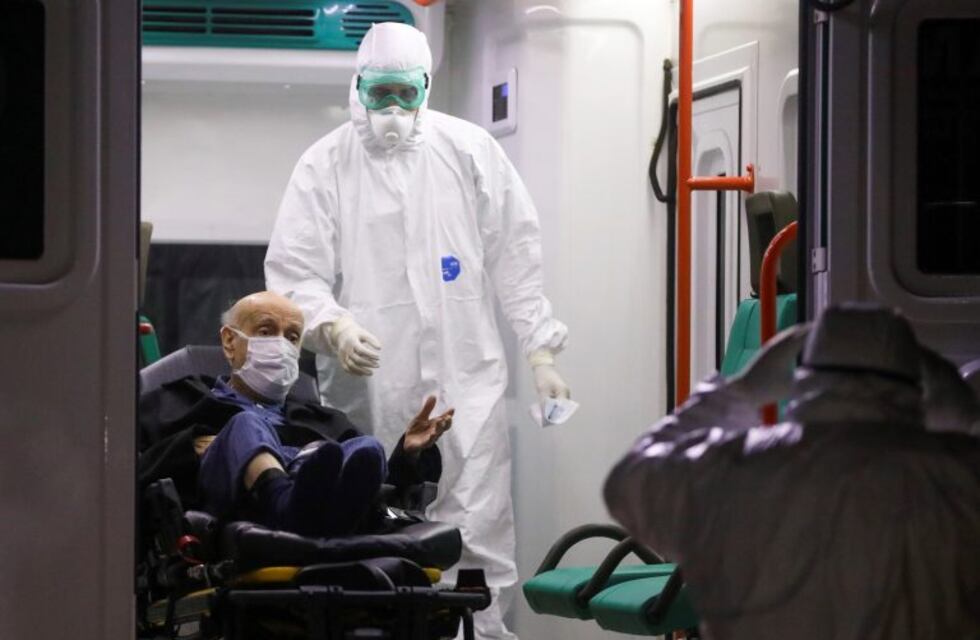 Es infectólogo, asesora al Gobierno y advierte que "no hay que cantar victoria"