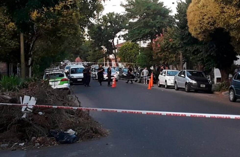 Un efectivo policial y un motochorro resultaron heridos en un tiroteo en el barrio Chauvín