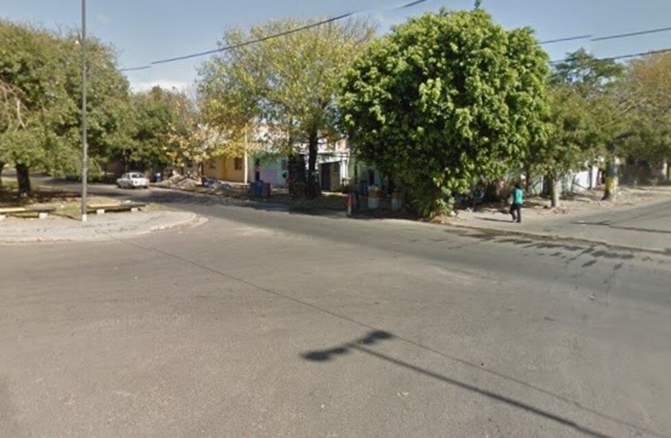 Intentó manosear a la hija de su amigo y chocó contra un cantero de avenida Francia