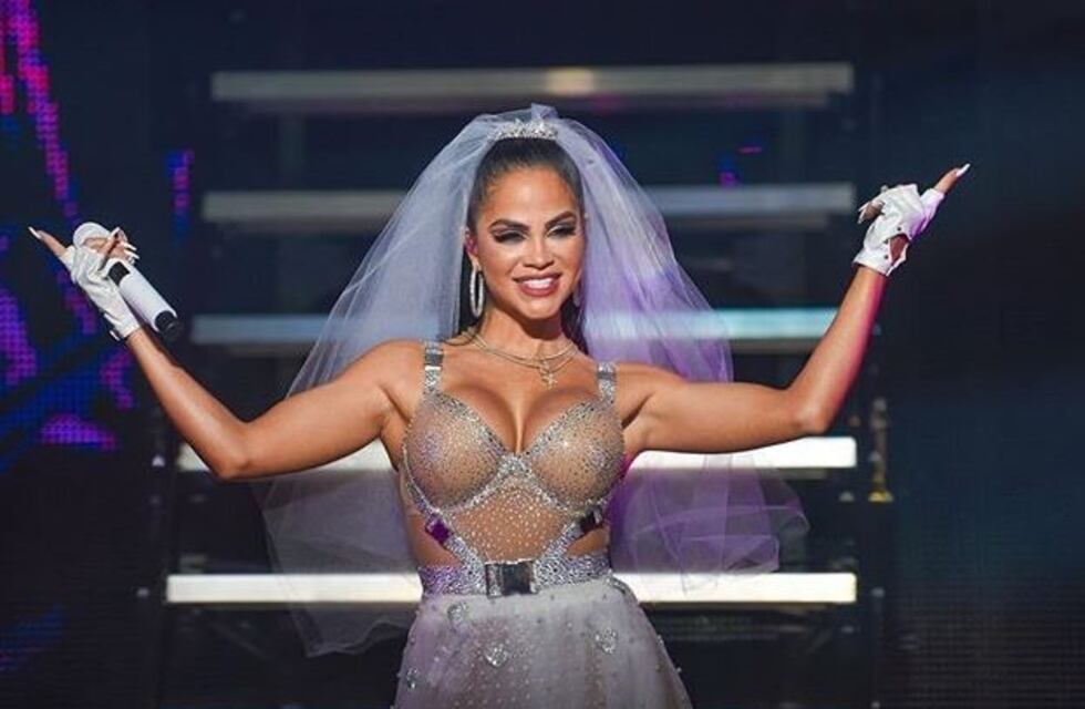 Natti Natasha posó de espaldas y sus fanáticos deliraron