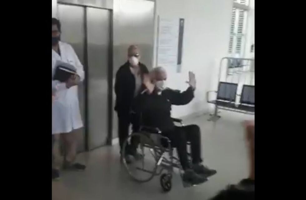 Coronavirus: aplausos y lágrimas en la emotiva alta médica de un paciente que pasó más de 50 días internado