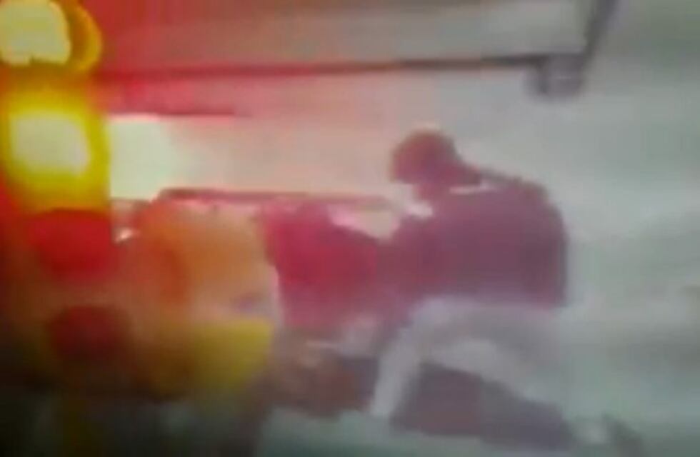 Detuvieron a tres menores por la brutal golpiza y robo a una agente de la policía santafesina