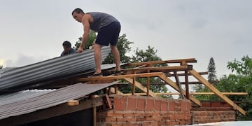 Ayuda a vecinos que se quedaron son techo tras tornado en Posadas\u002E