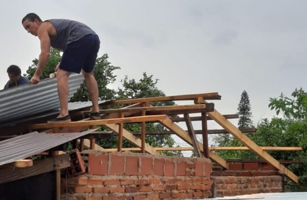 Continúa el auxilio a quienes sufrieron el tornado que este miércoles se abatió sobre Posadas