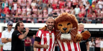 AME3776\u002E LA PLATA (ARGENTINA), 07/12/2019\u002E- El futbolista argentino Javier Mascherano (i) es presentado como nuevo refuerzo del Club Estudiantes de La Plata este sábado, en el Estadio Jorge Luis Hirschi de La Plata, Buenos Aires (Argentina)\u002E EFE/ Demian Alday Estévez
