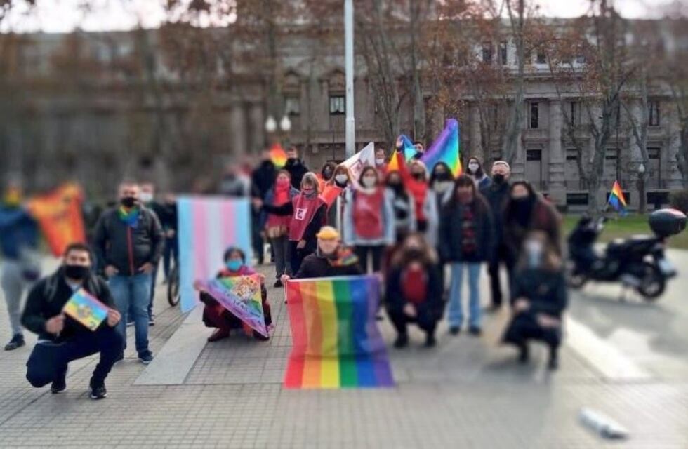 Intentaron frenar izamiento de bandera LGBTIQ en el Día del Orgullo en Rosario