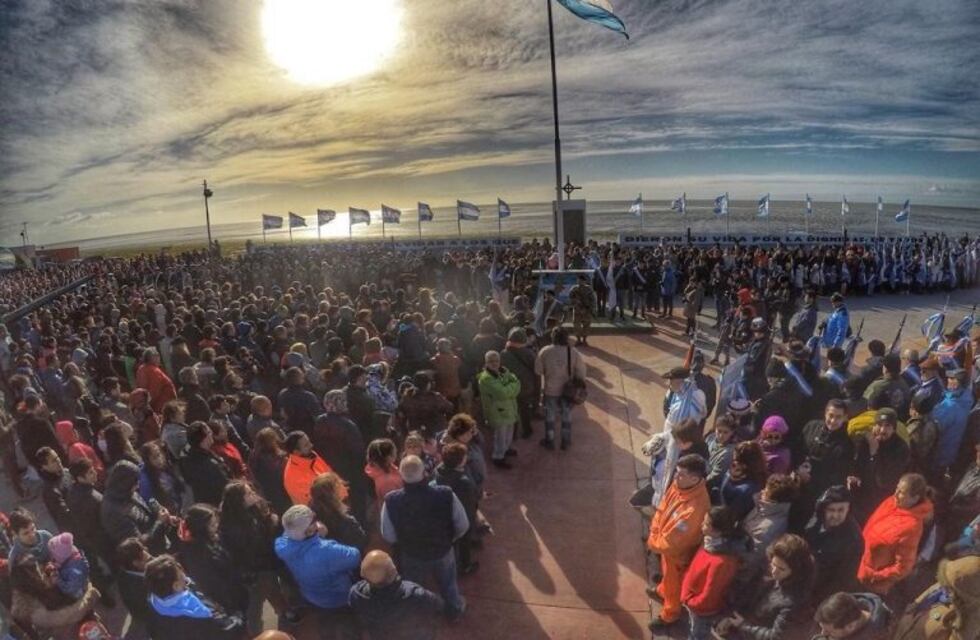 Multitudinaria participación en el acto y desfile por el día del veterano y los caídos en Malvinas