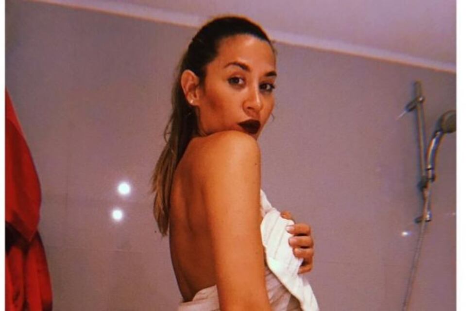 Con poses extravagantes, Jimena Barón mostró sus piernas en Instagram