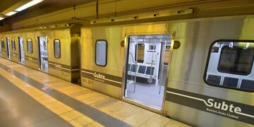 Detuvieron en la Línea H del subte a un peruano buscado con alerta roja por Interpol\u002E (DYN)