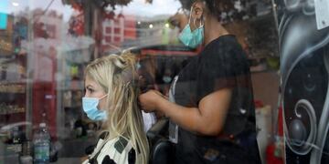 Tel Aviv (Israel), 05/05/2020\u002E- A hairdresser wears a protective face mask at hair salon in central Tel Aviv, Israel, 05 May 2020\u002E Media reports that Israel is preparing to reopen markets and shopping malls operations across the country on 07 May that was closed for more than a month in order to prevent the spread of the SARS-CoV-2 coronavirus which causes he Covid-19 disease\u002E (Abierto) EFE/EPA/ABIR SULTAN peluqueria