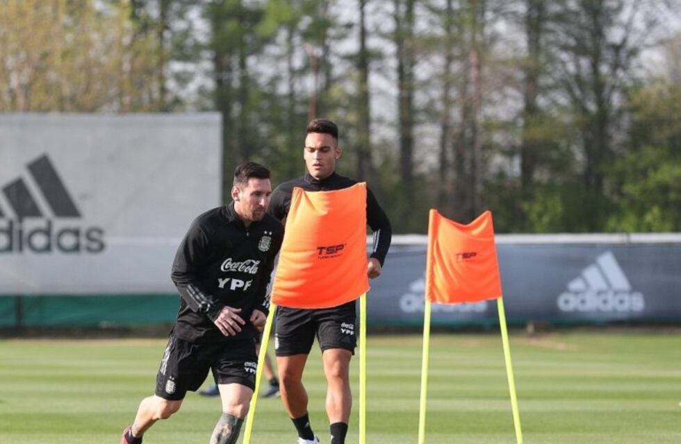 Selección Argentina: bajas, dudas por un caso de coronavirus y primer entrenamiento conjunto en Ezeiza