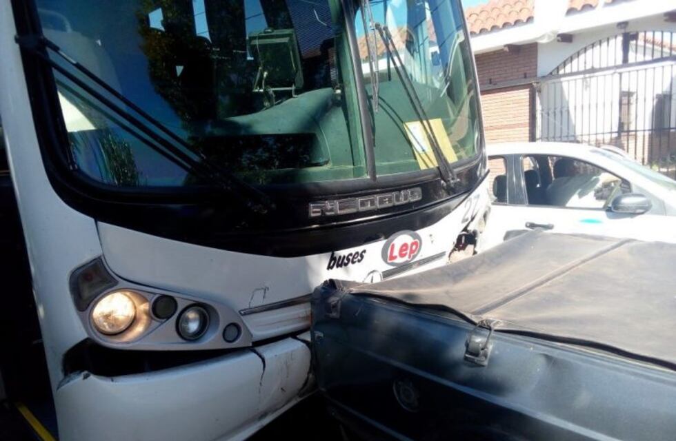 Colectivo sin frenos provocó choque en cadena