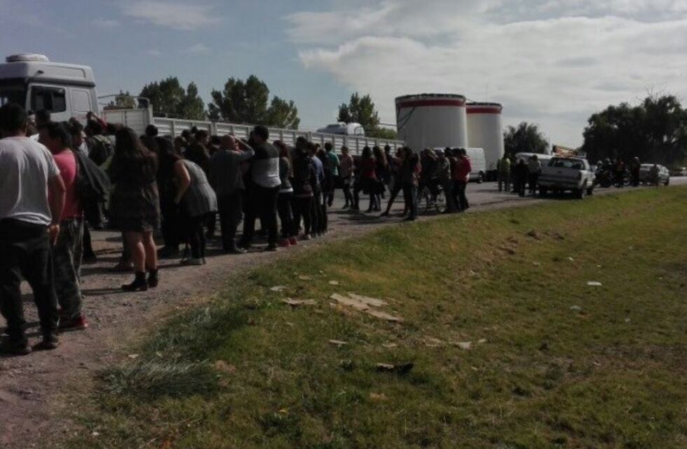Fracking: en San Carlos cortan la ruta para impedir el paso de camiones que van a Malargüe
