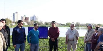 Capitanich junto a quienes reconoció por su tarea en el cuidado del ambiente\u002E (Prensa Municipio de Resistencia)