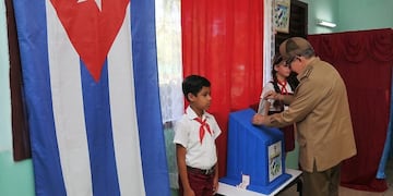 Presidente Raúl Castro en la votación por el referendum de la nueva Constitución