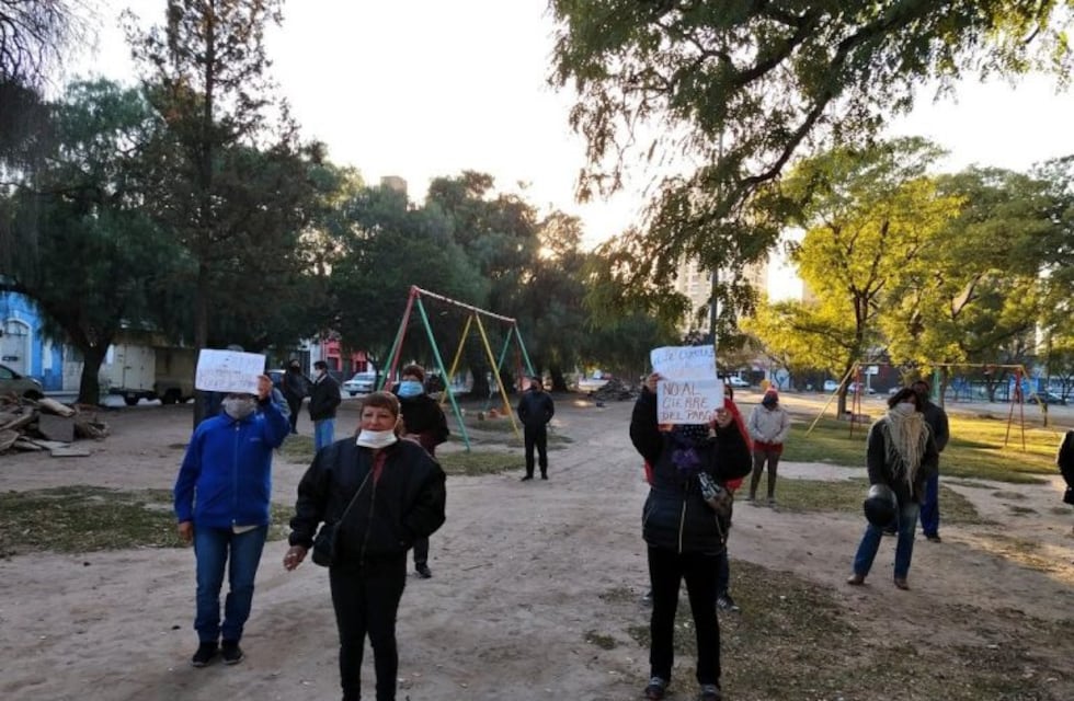 Puesteros manifestaron en el parque Las Heras contra la reubicación de la feria
