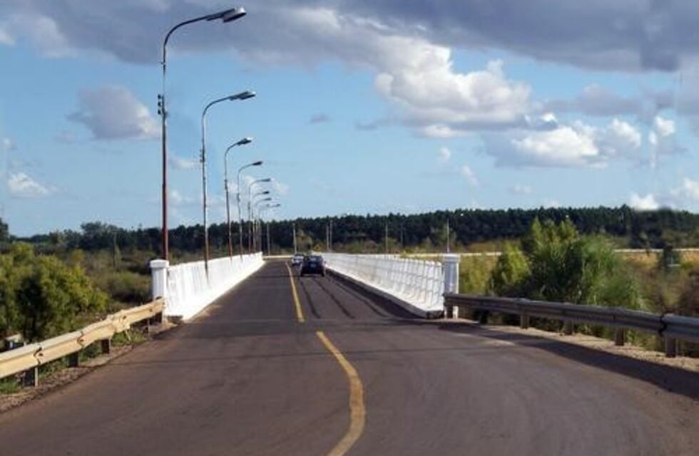 Un joven que iba en moto cayó desde el puente Alvear